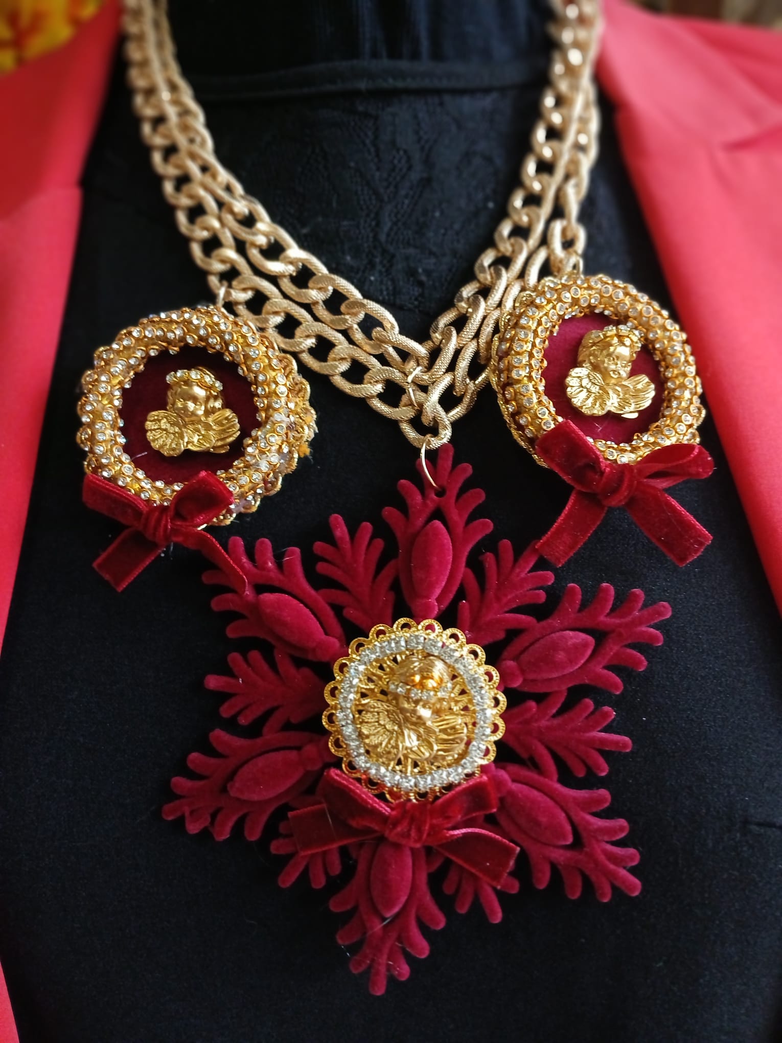 Collana con grande stella in velluto
